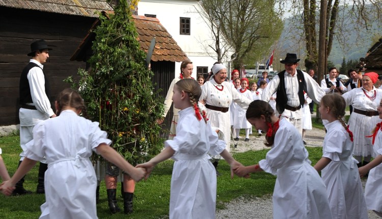 MajaKn's tweet image. In Croatia and Slovenia, "Green George" festivals, held on St George's Day, call back to festivals honouring the return of the Slavic vegetation god Jarilo in the spring. They often feature a man dressed in branches. #FolkloreThursday