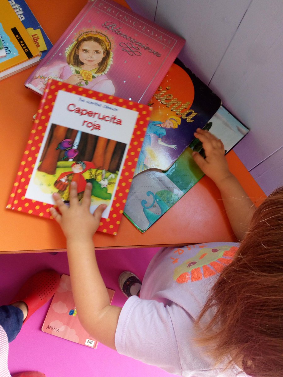 EscuelaTambor's tweet photo. Feliz #diadellibro2020! Este año es un buen momento para pasarlo leyendo con nuestr@s niñ@s sus historias favoritas. Os proponemos que nos digáis cual era vuestro cuento preferido. El mío (María José), #LaRatitaPresumida #EducacionEnLaCasa #triana @AllivesSevilla @penasdetriana https://t.co/PVHqEAzppi
