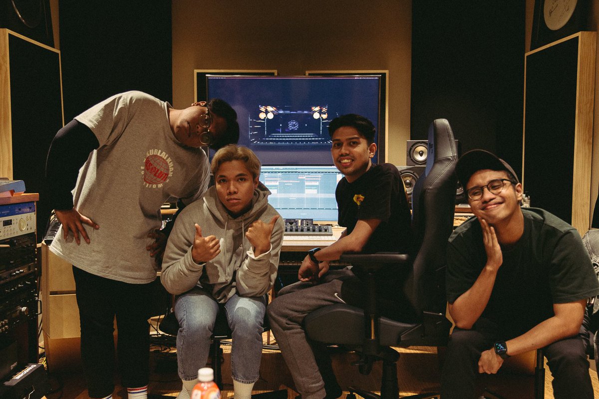 mrtnsband's tweet photo. Let’s spread ONLY positivity and kindness in this tough period so we can head back to the studio earlier ❤️ https://t.co/lpCCqAQe1P