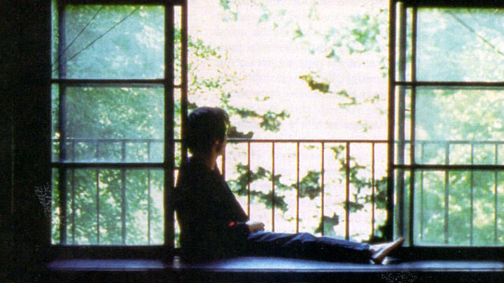 ロゴパグ Twitter पर 黒沢清 大いなる幻影 を再見 1999年製作で05年の近未来sfという設定だけど 年のコロナ禍の方がはるかに符号する 密着しないカップル 謎の花粉でマスクを着ける人々 フレームのみで開放的なバス ビニールカーテンで区切られた窓口