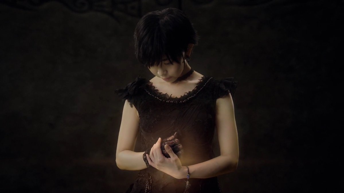 「英霊達よ、牙狼の系譜と無縁の私を受け入れてくれた事に、礼を言う」
「それは違う」
「え?」
「定命の者よ。其方は、牙狼の称号を受け継ぐ命と、未来で繋がっているのだ」
「私が…?」
(月虹ノ旅人／マユリ、英霊)