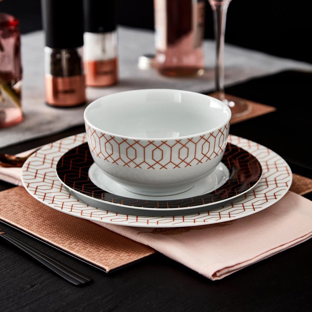 TowerHousewares's tweet image. Have you tried a virtual dinner party yet? There are some amazing ways to host one or take part, but whatever you do you want to look stylish. Our tableware with a #rosegold geometric design fits the bill! 😍 #virtualdinnerparty #hostwiththemost #stayathome