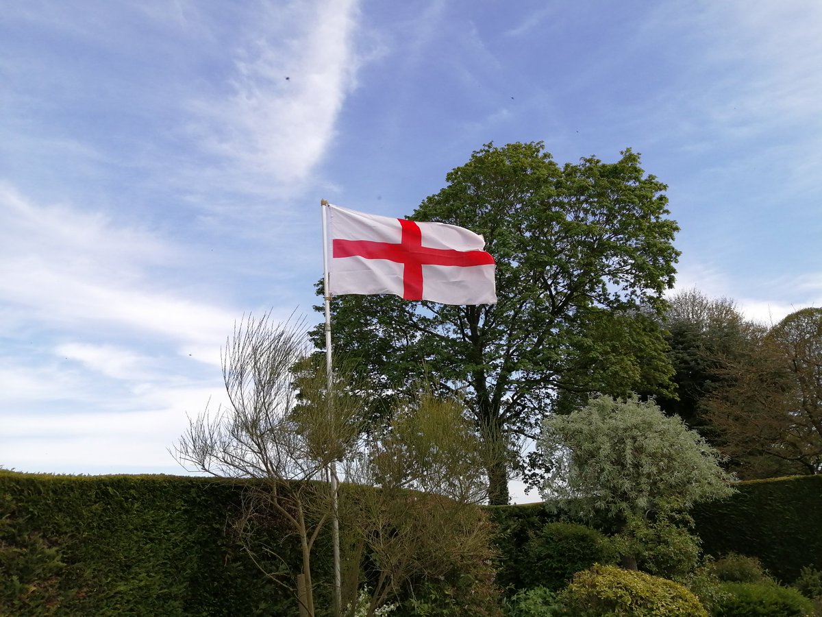 Just in case us Englishmen forgot what today is......... Its Thursday. God bless St George and our NHS❤️❤️Stay safe.