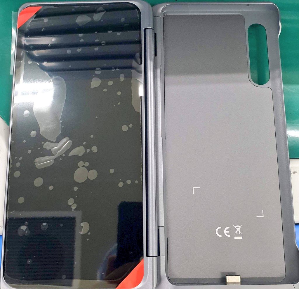 TechTipster_'s tweet photo. #LG Velvet may support LG’s Dual Screen accessory and the device will also include active pen support
LG velvet will features a symmetrical curve display &amp; rear, which the company is calling a "3D arc design"
Some specs
🔲SD 765
📶5G
🔋4000mAh
🔌USB-C
🎧3.5mm jack
#TechTipster https://t.co/aDE07ufUvR