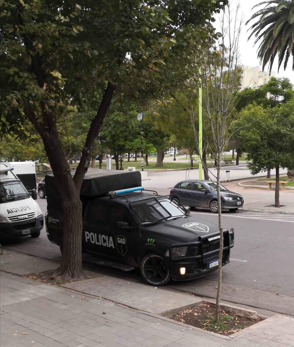 ChichePrieto13's tweet photo. Che, .... tanto miedo dan los 3 dirigentes de nuestro @stmbb  que cuando fueron esta mañana al palacio el Ejecutivo mal utilizó un recurso como el GAD e INFANTERÍA ?? https://t.co/wxAxkRdIRz