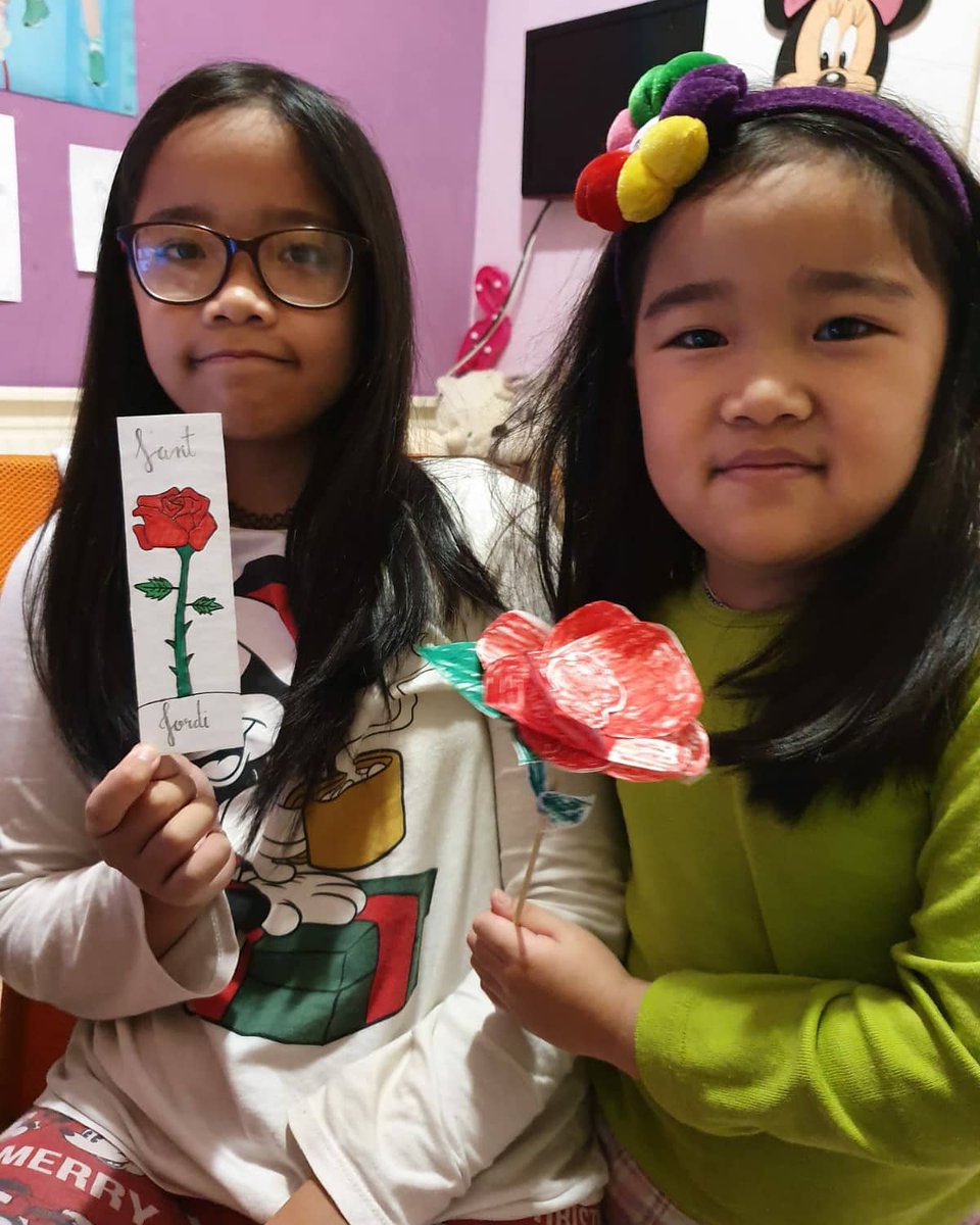 mcintoverdaguer's tweet photo. Estem a casa, confinats, però avui continuem celebrant  Sant Jordi i els infants  ens fan arribar les seves roses i dracs. @consorciedubcn @bcn_santsmont #PortesObertesVerdaguer #JoEmQuedoACasa #santjordi2020🌹🐉📚 https://t.co/S1Niacwv6V