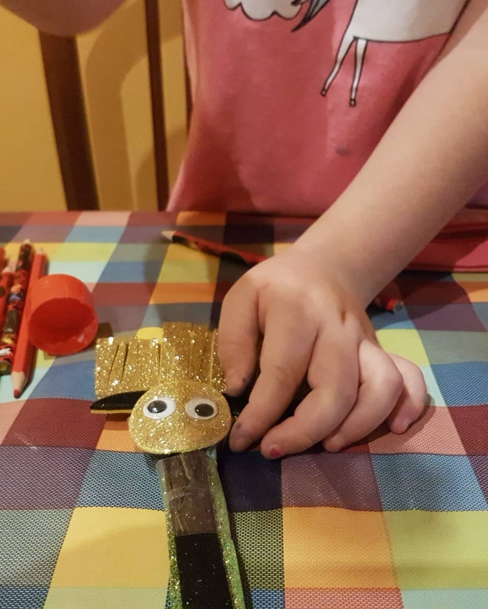 mcintoverdaguer's tweet photo. Estem a casa, confinats, però avui continuem celebrant  Sant Jordi i els infants  ens fan arribar les seves roses i dracs. @consorciedubcn @bcn_santsmont #PortesObertesVerdaguer #JoEmQuedoACasa #santjordi2020🌹🐉📚 https://t.co/S1Niacwv6V