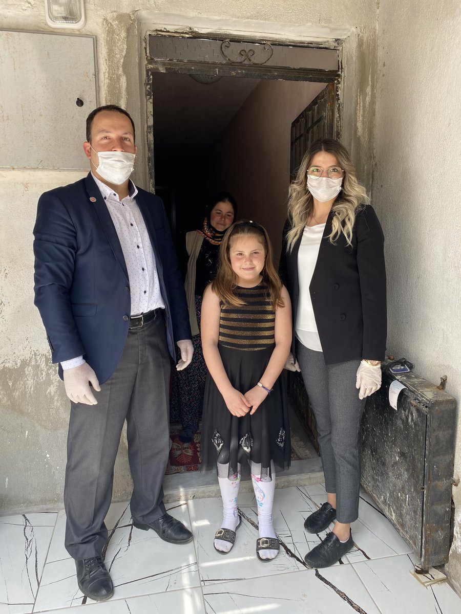 BULDAN_GSIM's tweet photo. Evde sabırsızlıkla hediyelerini bekleyen öğrencilerimize bugün Buldan Kaymakamlığı ve Gençlik ve Spor ilçe Müdürlüğü olarak ödüllerini verdik. 
23 Nisan Ulusal Egemenlik ve Çocuk Bayramımız Kutlu Olsun.🇹🇷
@kasapoglu @AIbanoglu @Denizli_GSB @SelinaksuS @NurettinBektas2 @mehbaykan https://t.co/QCAv5Vn0cC