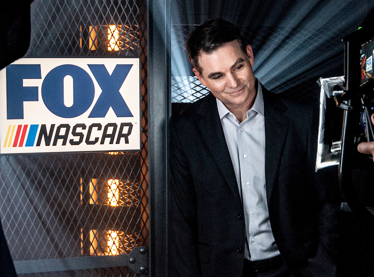FOXSportsPR's tweet photo. Four-time NASCAR Cup Series champ, NASCAR Hall of Famer &amp; @FOXSports analyst @JeffGordonWeb steps out of "retirement" to race at virtual @TalladegaSuperS Sunday in the eNASCAR iRacing #ProInvitationalSeries #eSports #SportsTech 

📺Sunday, April 26 | 1:00 PM ET | @FOXTV &amp; @FS1 https://t.co/qAI3PqBfAq