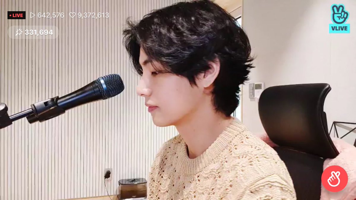 some screenshots i took of an angel named kim taehyung—a very long thread (i warned you)