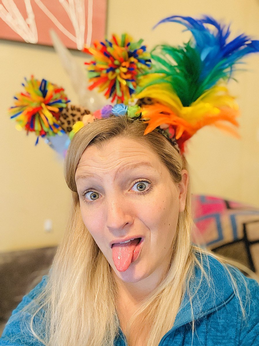 MsPelto's tweet photo. #CIMSspiritweek Had too many hats... couldn’t decide. 🤷🏼♀️😂💪🏽🤩#mspeltoart https://t.co/uwm6pN2IHI