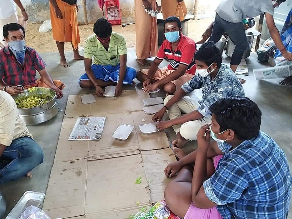 nagercoil_town's tweet photo. #பறக்கை யாதவர்தெரு நண்பர்கள் மற்றும் அதன் அருகில் உள்ள நண்பர்களும் ஒன்றுசேர்ந்து எந்த ஒரு #கட்சியும்_இல்லாமல் கட்சிக்கு அப்பாற்பட்டு ... நண்பர்கள் ஒற்றுமையாக #12வது நாளாக ஏழை மக்களுக்கு பசியை போக்கிக்கொண்டிருக்கிறார்கள்.....
நண்பர்களுக்கு கோடான கோடி நன்றி... #Parakkai https://t.co/TMgPZSsmPJ