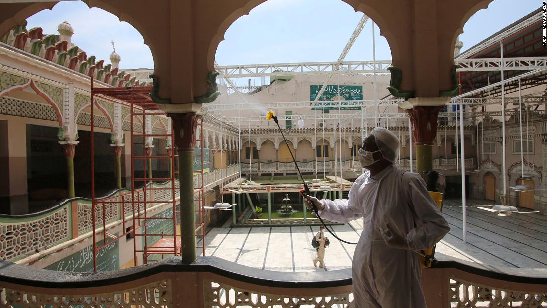 cnni's tweet photo. How coronavirus has changed Ramadan for Muslims this year https://t.co/kBUlk0ZsbC https://t.co/oRYKXysI4Z