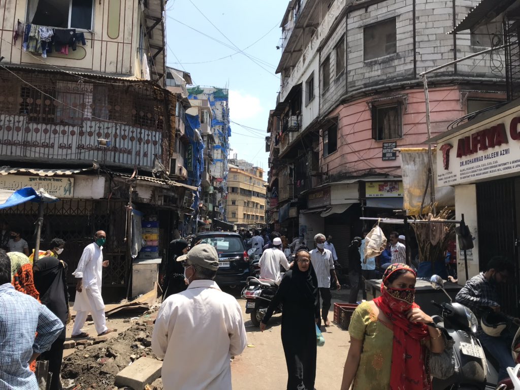 Mumbai400003's tweet photo. The problem is not the virus, it’s the lack of education and negligence by authorities in this area. Life as usual or even more than usual in these lanes #socialdistaning #nullbazar #coronavirus @MumbaiPolice @mybmcWardC https://t.co/5BIXlaudvF