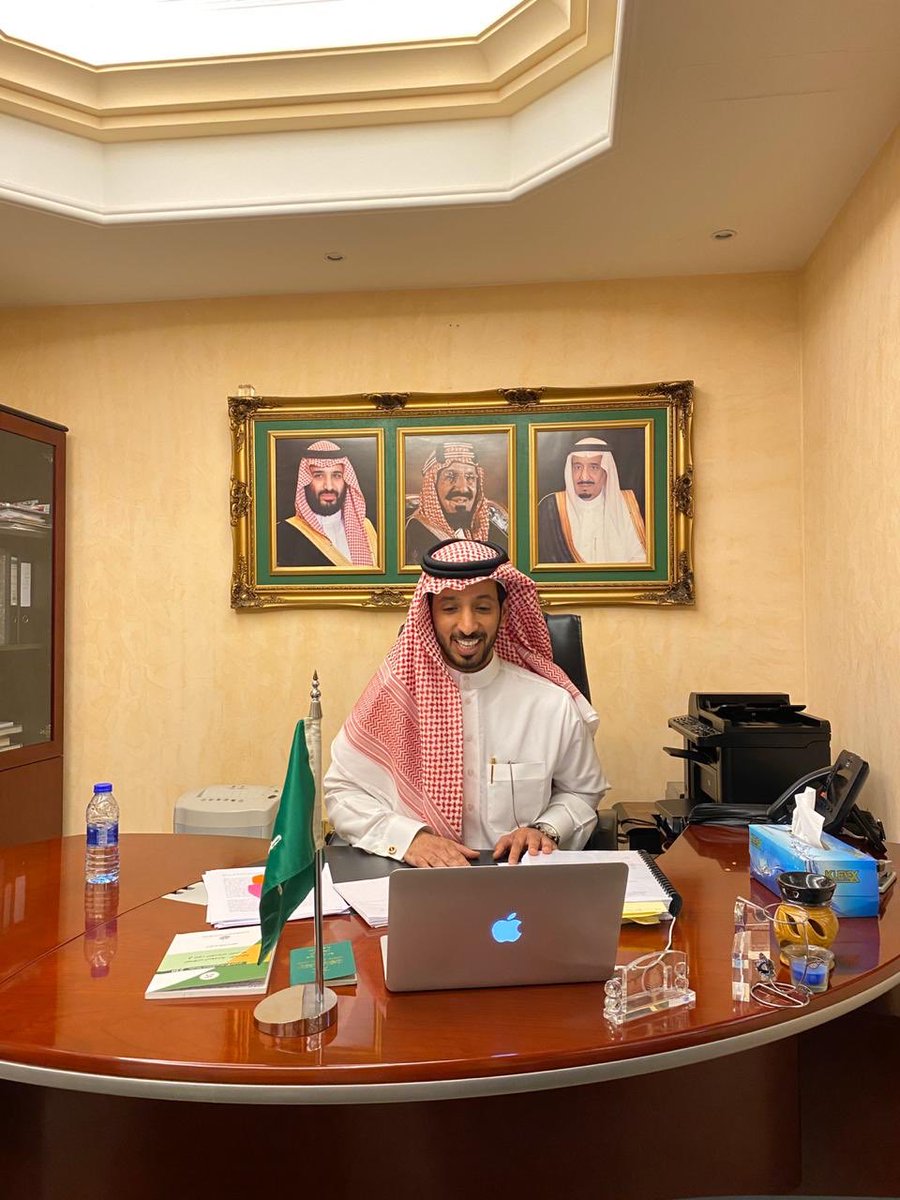 TurkiAldakhil's tweet photo. سعيدون بحصول المواطن عبدالرحمن الشبيب على الدكتوراه ومناقشته رسالته التي قدمها لجامعة ويلفرهامبتون -بريطانيا، بعنوان:استخدام وسائل التواصل الاجتماعي لتعلم اللغة الانجليزية،  وناقشها بمقر السفارة السعودية بأبوظبي قبل قليل.الدكتور علِق بأبوظبي في طريق عودته من بريطانيا إلى المملكة. https://t.co/s10hp3Qe3b