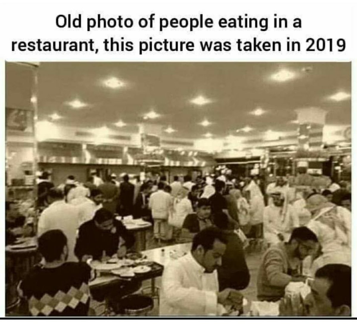 govindrams's tweet photo. Old photo of people eating in a restaurant, this picture was taken in 2019!! ๐ฌ๐ฌ
#PreCoronaThingsIMiss #precorona #PostCoronaWorld #Worldhaschanged https://t.co/AIAdSFhQEj