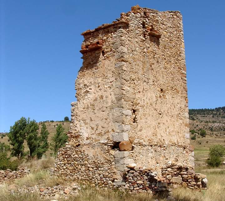 Y más ortificaciones turolenses:
- Torre de Alcotas (#Manzanera)
- Masía fortificada de las Paulejas de Abajo (#LinaresdeMora).
- Torre Tarín (#AlcaládelaSelva).