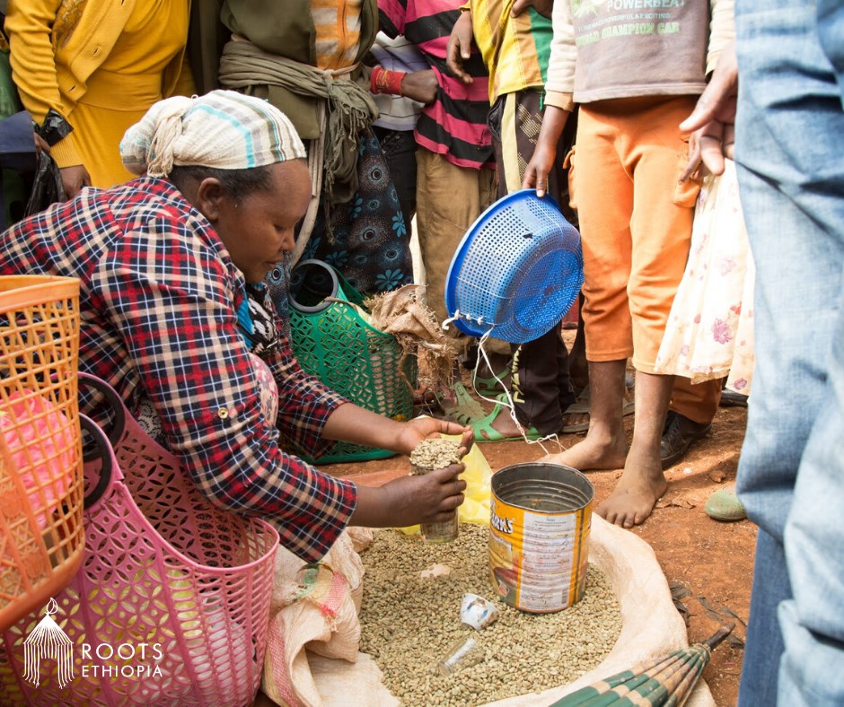rootsethiopia's tweet photo. Women in our program tell us that hunger feels more of a threat than coronavirus. They depend on market work.
This is the first in a multi-phase plan to feed families. $50 feeds a family for 6 weeks. $10 feeds a family for a week. #CaringinCommon https://t.co/AHQMOtNBJL https://t.co/itmWnMjnVX