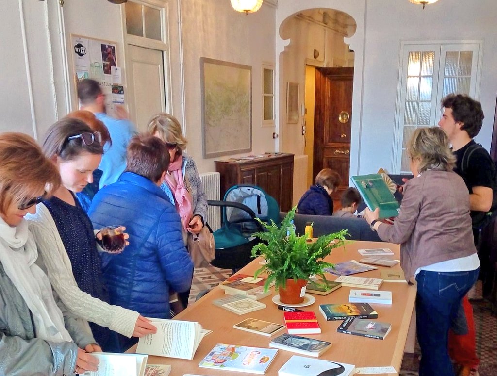 Ja fa quatre anys que vam celebrar plegats el primer #SantJordi, obrint les sales modernistes als llibres i a la cultura.🎸📚

Vam fer un intercanvi de llibres perquè sempre hem pensat que els millors moments són els que es comparteixen.🌹

Bona diada, cuidem-nos, i fins aviat!🥰