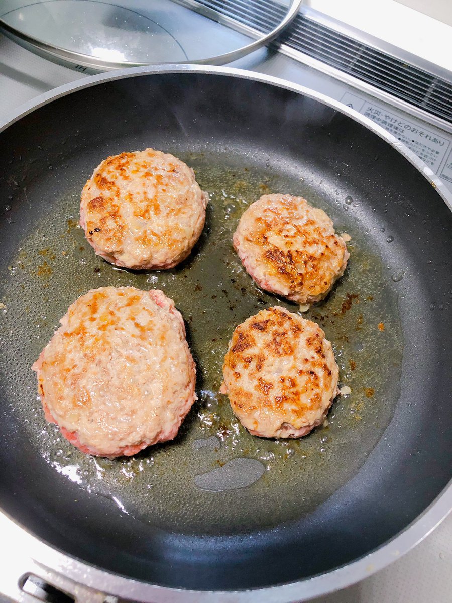 かな ぎゆたん 手があたたかい人と手が冷たい人 ハンバーグは炭治郎が材料切る 義勇さんがこねて成型 大きさマチマチ 炭治郎が焼く役割分担