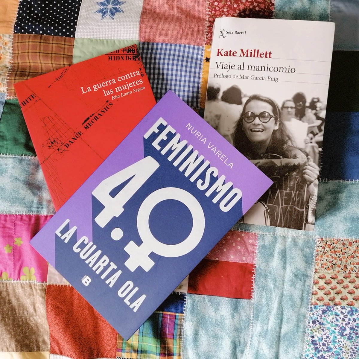dias_info's tweet photo. Bona diada de Sant Jordi 🌹📚 Us volem recomenar llibres feministes que tenim a casa:
1️⃣ Novetats
2️⃣ Imprescindibles de butxaca 
3️⃣ Còmics 
#santjordi #llibresfeministes #feminisme #acasa https://t.co/V8ciSSbMOM