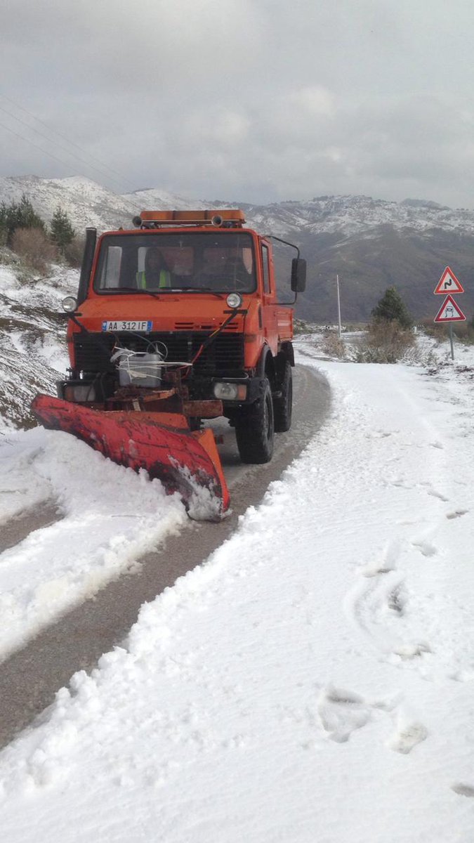 EnergjiaGovAL's tweet photo. Si pasojë e 🌨reshjeve gjatë natës dhe orëve të para të mëngjesit në zonën e Dardhës në📍Korçë në km 7-14 trashësia e ❄dëborës ka arritur 15 cm. Kontraktori i mirëmbajtjes ka nisur punën menjëherë për të siguruar pastrimin e rrugës dhe qarkullimi kryhet normalisht. #MIE #ARRSH https://t.co/yUkScd6mO0