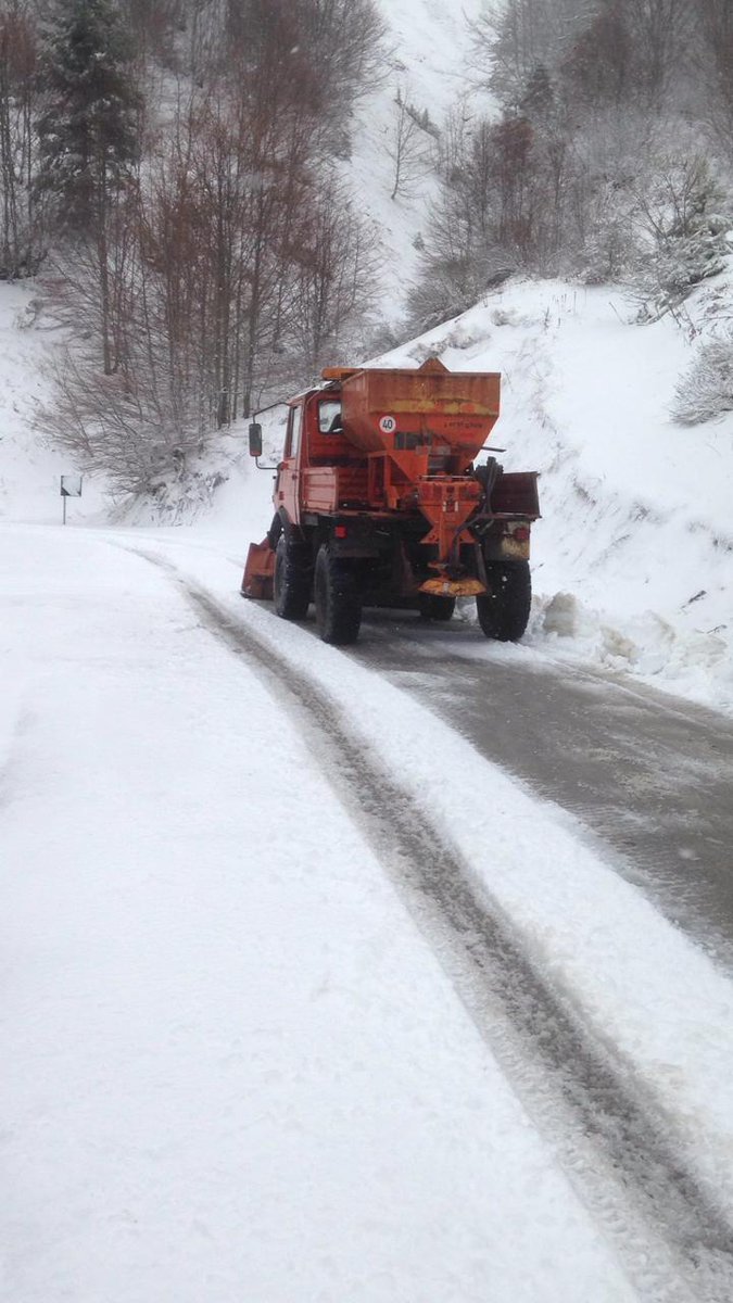 EnergjiaGovAL's tweet photo. Si pasojë e 🌨reshjeve gjatë natës dhe orëve të para të mëngjesit në zonën e Dardhës në📍Korçë në km 7-14 trashësia e ❄dëborës ka arritur 15 cm. Kontraktori i mirëmbajtjes ka nisur punën menjëherë për të siguruar pastrimin e rrugës dhe qarkullimi kryhet normalisht. #MIE #ARRSH https://t.co/yUkScd6mO0