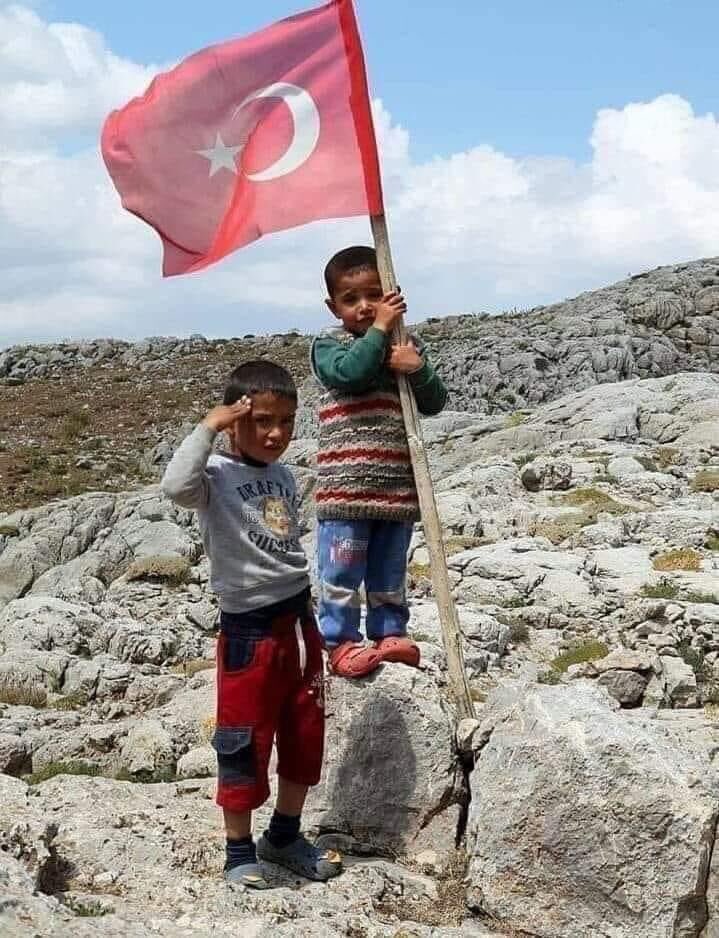 Vatan, Bayrak ve Millet  sevgisiyle büyüyen çocuklar Türkiye’nin geleceği ve teminatıdır. Bayramınız kutlu olsun. 🇹🇷🇹🇷🇹🇷