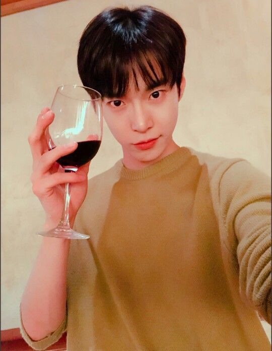 Doyoung as risotto allo zafferano - simple but elegant- kinda expensive - rich in flavor - versatile because you can make other dishes with it or eat it as it is- perfect to eat on a cold day or at an elegant dinner - warm and fragrant
