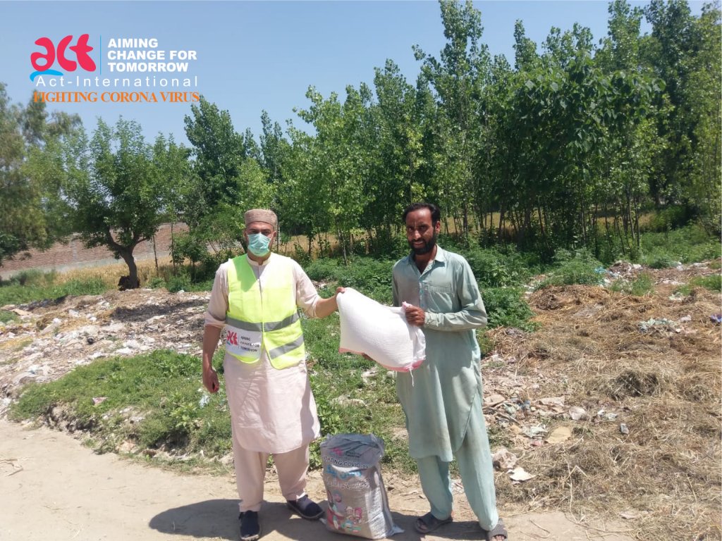 act_intlpk's tweet photo. #کوروناوائرس
الحمدللہ ڈسٹرکٹ مردان تحصیل تحت بائی میں ایکٹ انٹرنیشنل کی جانب سے کورونا وائرس کی وجہ سے متاثر ہونے والے دیہاڑی دار مزدوروں اور مستحقین میں راشن تقسیم کیا گیا،
غریبوں کی امداد کیجئے - ایکٹ کو عطیات دیجئے
#ACTforPakistan for Donation Call 03-111-999-899 https://t.co/f5bnynyB8B