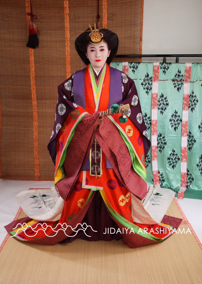舞妓体験 時代衣裳変身スタジオ 時代や 十二単 御簾越しの姫君 でお越しくださいましたお客様写真です 髪型は大垂れ髪とおすべらかしの2種類を楽しんでいただきました 朱色の表着に紫の唐衣 黄色の打衣がアクセントになり鮮やかでパッと目を引く 舞妓体験 時代衣裳変身スタジオ 時代や 十二単 御簾越しの姫君 でお越しくださいましたお客様写真です 髪型は大垂れ髪とおすべらかしの2種類を楽しんでいただきました 朱色の表着に紫の唐衣 黄色の打衣がアクセントになり鮮やかでパッと目を引く