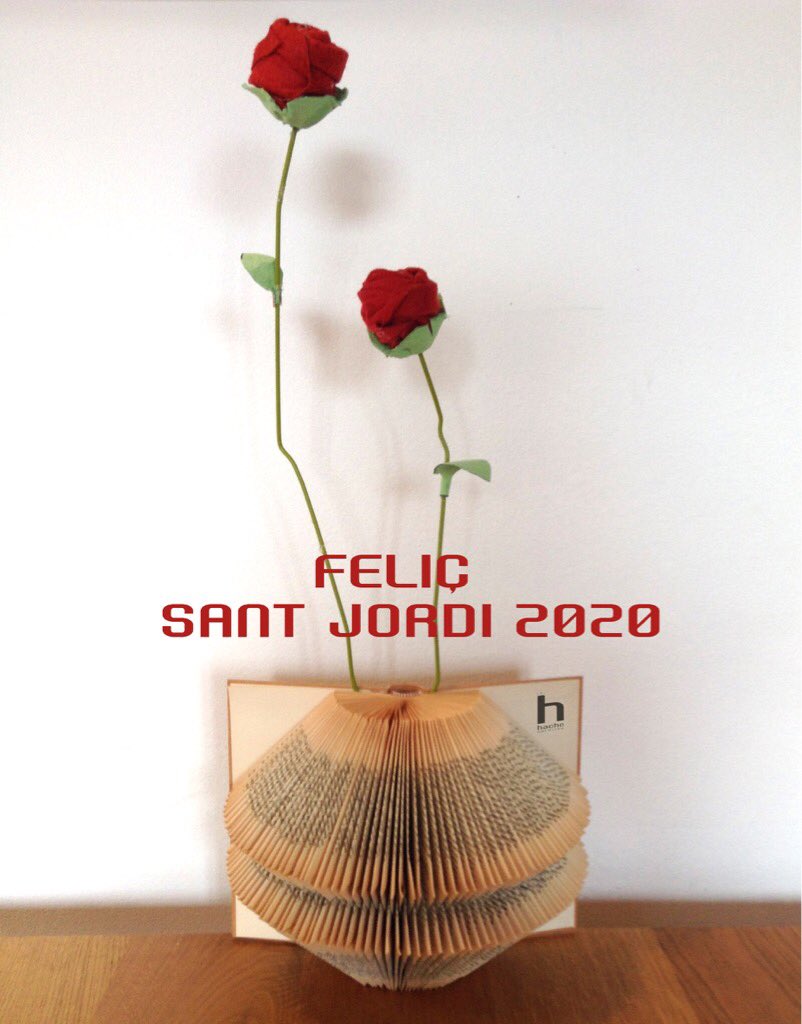 hachecreativa's tweet photo. Feliç SANT JORDI confinat!!! 
T'agraria fer Roses per Sant Jordi com aquestes fetes amb materials reciclats? 
És molt senzill! Entra al web https://t.co/dy1IjDSJiF i
gaudeix en família fent un tutorial. Vídeo i fotos divertidíssims. #hachecreativa #esquedaacasa #feliçsantjordi20 https://t.co/Ek4aS8GAZf