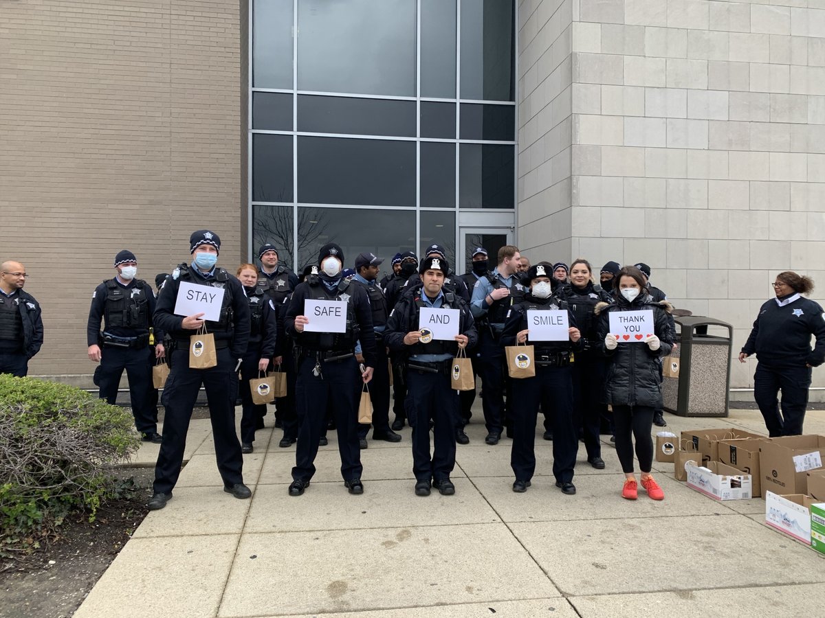 Chicago High School student delivers Stay Safe and Smile kits to police officers, seniors and Deborah's Place to help lift up their spirits &amp; add a smile to their day. Kits include KN95 masks for police &amp; homemade cloth masks for vulnerable.#StaySafe #ChicagoPolice <a href="/ChicagoMayor/">Mayor of Chicago</a>