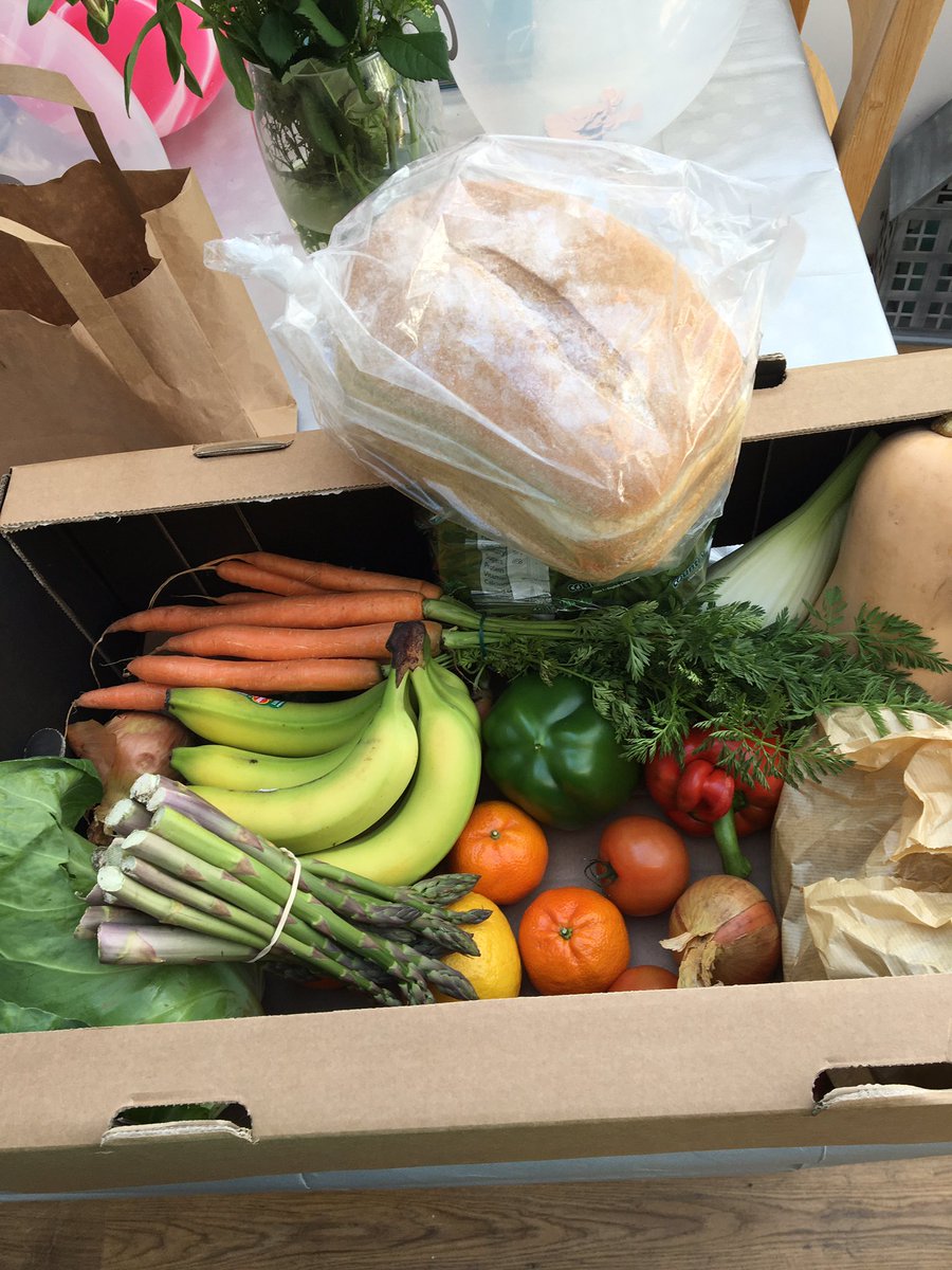 @Peterleyfarm We had ours with a roast last night, fabulous!! No pic of roast (eaten too quickly) but here’s one of them in the veg box!! Thank you!!! 😊 #asparagus #bestfarmshop