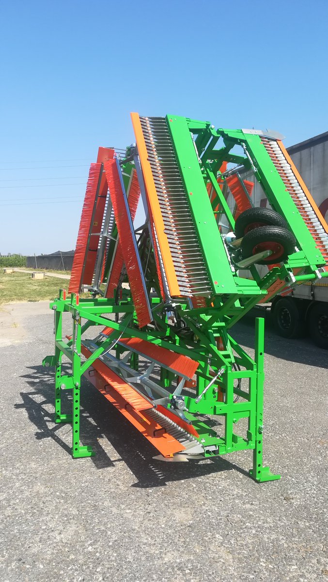 Soave_M's tweet photo. Oggi arrivo barra cimatrice CombCut 9 m per biologico. https://t.co/UXo3UMrxij