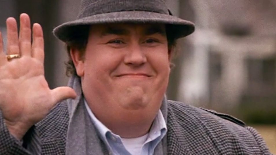 Es entonces cuando todos pensaron en John Candy como el protagonista ideal para por fin poder llevar la película a buen puerto, era canadiense y un seguro en taquilla.Bien, pues mientras rodaba CARAVANA en Canadá y antes de ponerse a preparar ATUK, Candy murió de un paro cardiaco