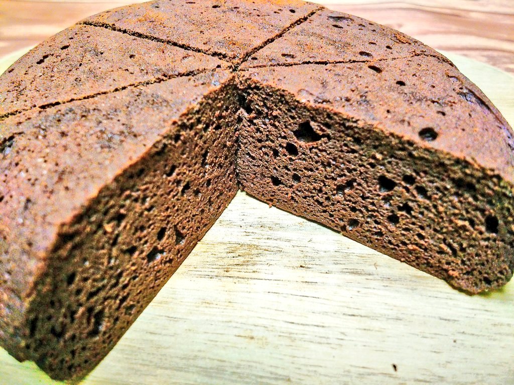 pinkyheart1122's tweet photo. 【炊飯器de低糖質チョコケーキ】

🍫材料

・おからP 30g
・卵 1コ
・無糖アーモンドミルク 120cc
・ラカント 40g
・純ココア 30g
・サイリウム 3g
・ベーキングP 5g
・バター 1g

🍫P 22.1：F 20.1：C 9.5：337.9kcal

1切れ57kcal🤗
材料を混ぜて炊飯器でぽちっΨ( 'ч'♡ )
ほんのり甘くてしっとり❤ https://t.co/T4hnOyKZxH