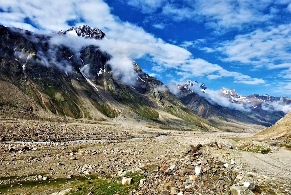 Mountain_Trail_'s tweet image. Some stretches we drove 10K/hr but no stress, no hurry and nope, no worry at all. No one for miles, just us, our wheels and Spiti all around. What more can an adventurer ask for.
Chandratal-Manali
#spiti #chandrataal #travelspiti #roadtrips #adventuretrips #drivingthroughspiti