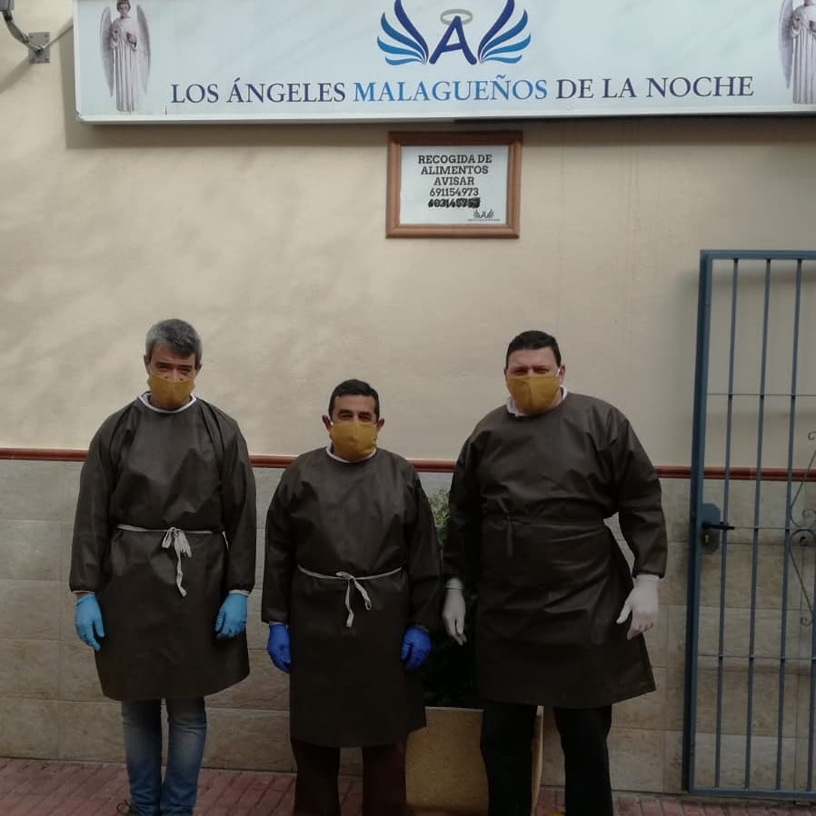 AngelesNoche's tweet photo. No podemos olvidarnos tampoco de las 300 mascarillas y 15 batas que hemos recibido del taller de Susana Hidalgo y las Guerreras del COVID. En este momento este tipo de material es muy importante para los voluntarios que trabajan en cocina, arriesgando su propia salud. #Gracias https://t.co/boWOVVyP2A