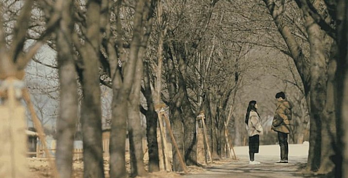 What& #39;s great in this show is the natural action of the actors. Nature blended just right with their love for each other in their eyes without any context, feeding emotions with each other, soothing voices, expression of warmth, simple but believable.   #WhenTheWeatherIsFine