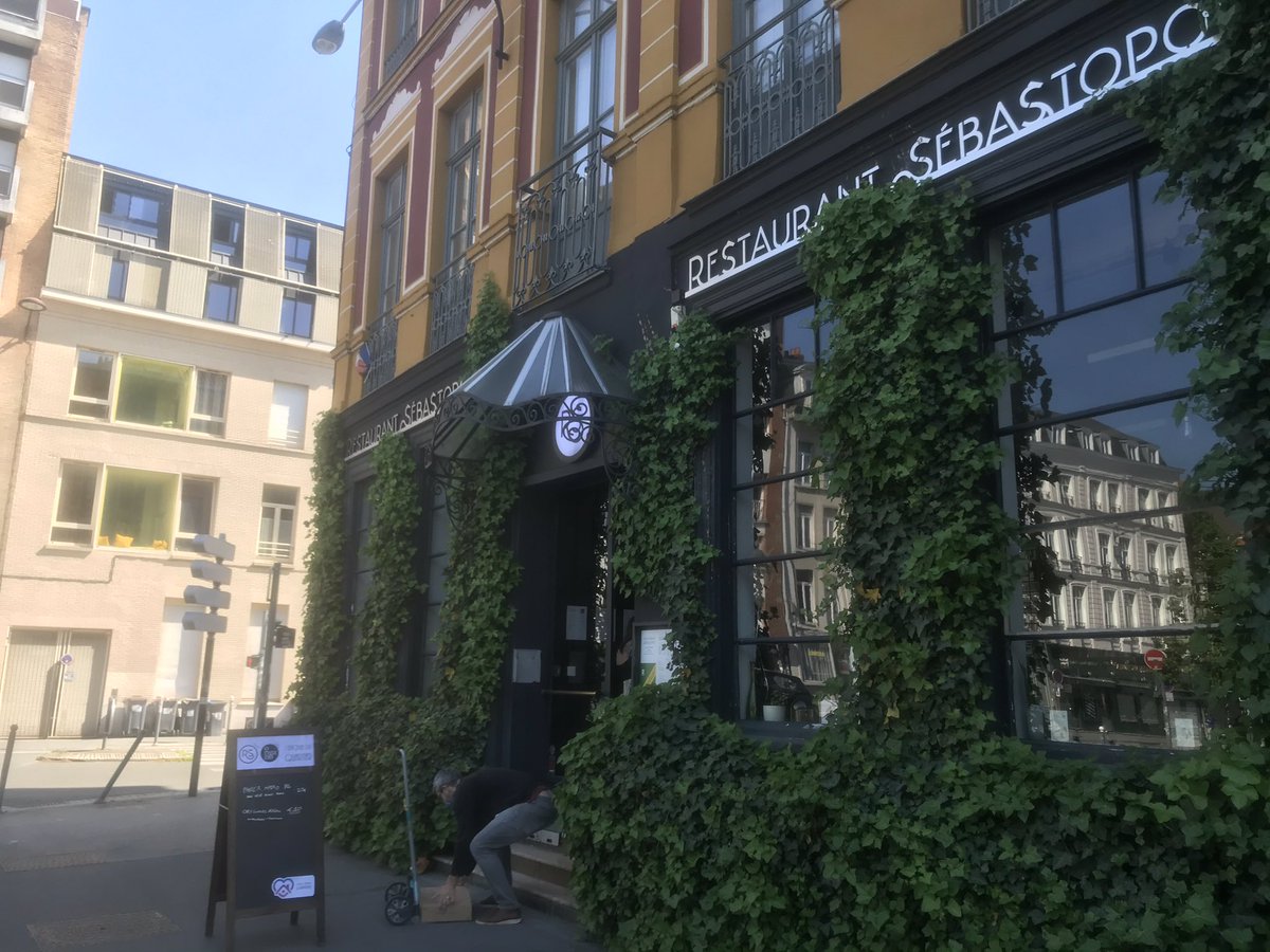 À #Lille, les #restaurants de la place Sebastopol sortent prudemment du #confinementtotal en proposant des formules à emporter. Les fidèles sont au rendez-vous... @VDNLille @grandebouffeldn @StphanieFasquel #COVID19france #CORONAVIRUSENFRANCE @olesovhcom