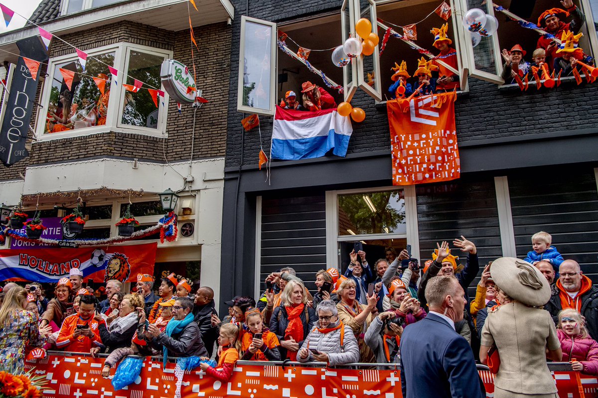 🧡Ook al vieren we Koningsdag thuis dit jaar, kan de oranjeoutfit niet ontbreken! Heb jij je outfit voor maandag al klaarliggen?🧡
#oranjebinnen #wijamersfoort