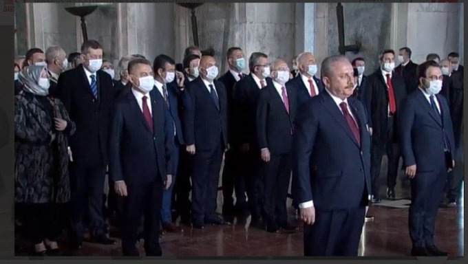 Söz konusu olan eğer Anıtkabirse ne bilim, ne sağlık ne de tedbir önemsenir. Koronavirüsüne karşı kabe kapanır, camiler cemaatsiz kalır; fakat Anıtkabir törenleri ne olursa olsun asla ihmal edilmez. 
Bu fotoğraf esaslı bir Türkiye fotoğrafı ve gerçeğidir.