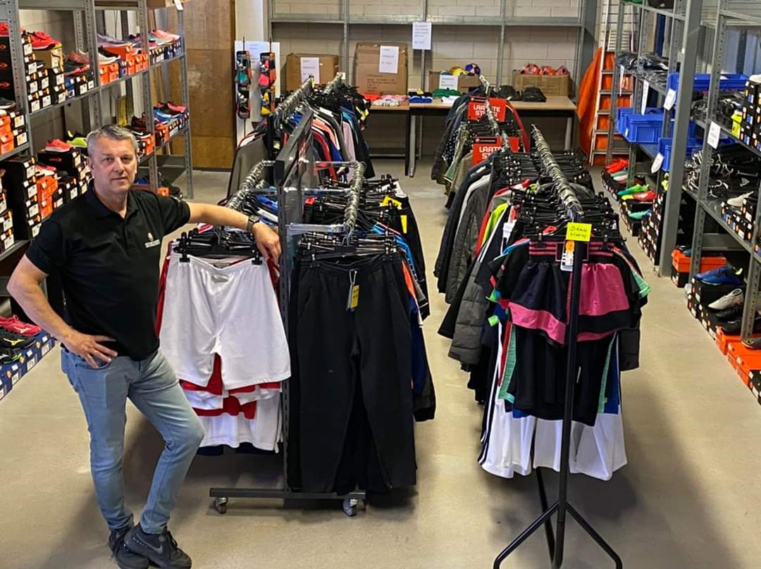 Vrijdag 24 en zaterdag 25 april van 11.00 tot 17.00 uur Magazijnverkoop Snelders Sport Elst. Ingang parkeerterrein prinses Irenestraat. #RIVMproof