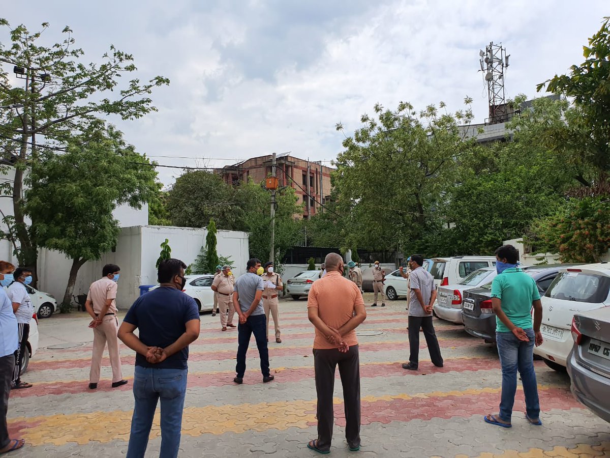 DCPSEastDelhi's tweet photo. #DelhiPoliceFightsCOVID 

Today our team visited Police Colony, #KalkaJi to discuss the problems faced by residents during #lockdown with Resident Welfare Association members &amp; offered possible solutions. 

Together, we shall win over #COVID19.

@CPDelhi @LtGovDelhi @DelhiPolice https://t.co/Snrh5adWhG