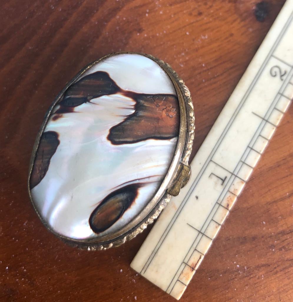 SmthAntiq's tweet photo. Joining in #Archive30 for today’s #SomethingSmall is this lovely miniature sewing kit - with mother of pearl on the outside, scraped to give the pattern. Not sure of its age - possibly Georgian? Adorable 😍 #antiques #personalarchives https://t.co/S8q73dzjb5