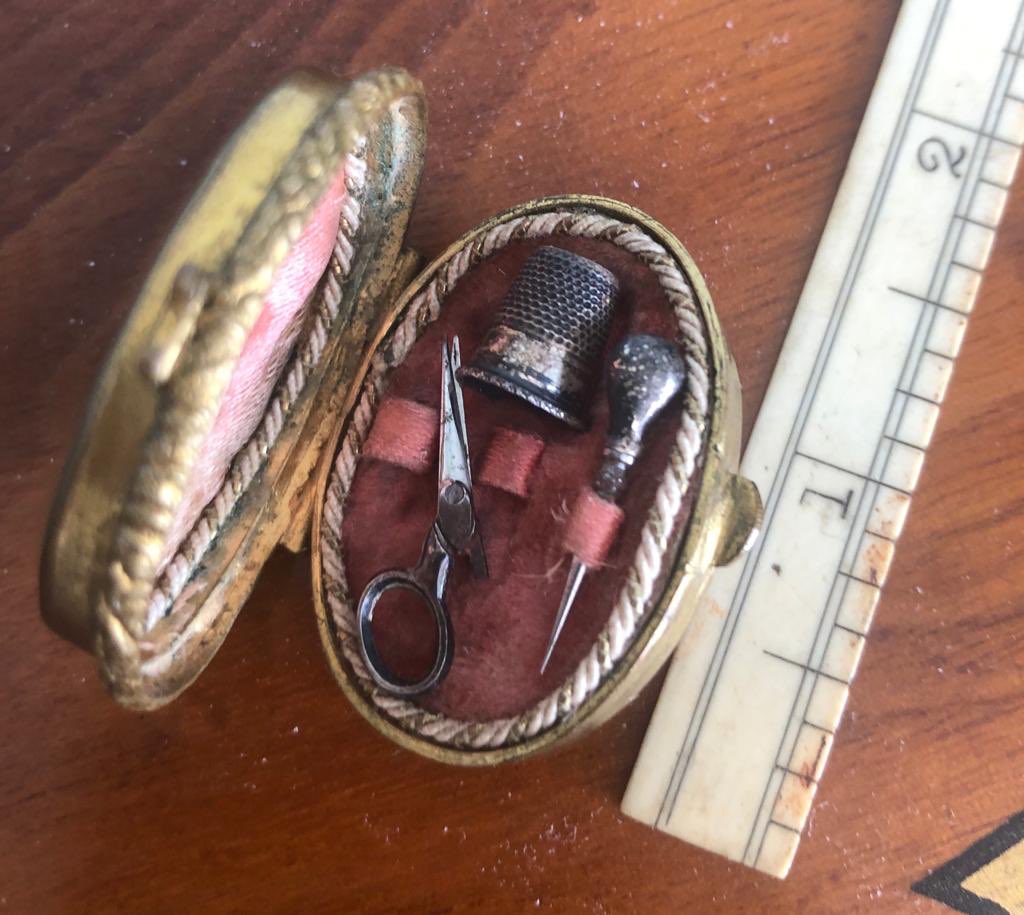 SmthAntiq's tweet photo. Joining in #Archive30 for today’s #SomethingSmall is this lovely miniature sewing kit - with mother of pearl on the outside, scraped to give the pattern. Not sure of its age - possibly Georgian? Adorable 😍 #antiques #personalarchives https://t.co/S8q73dzjb5