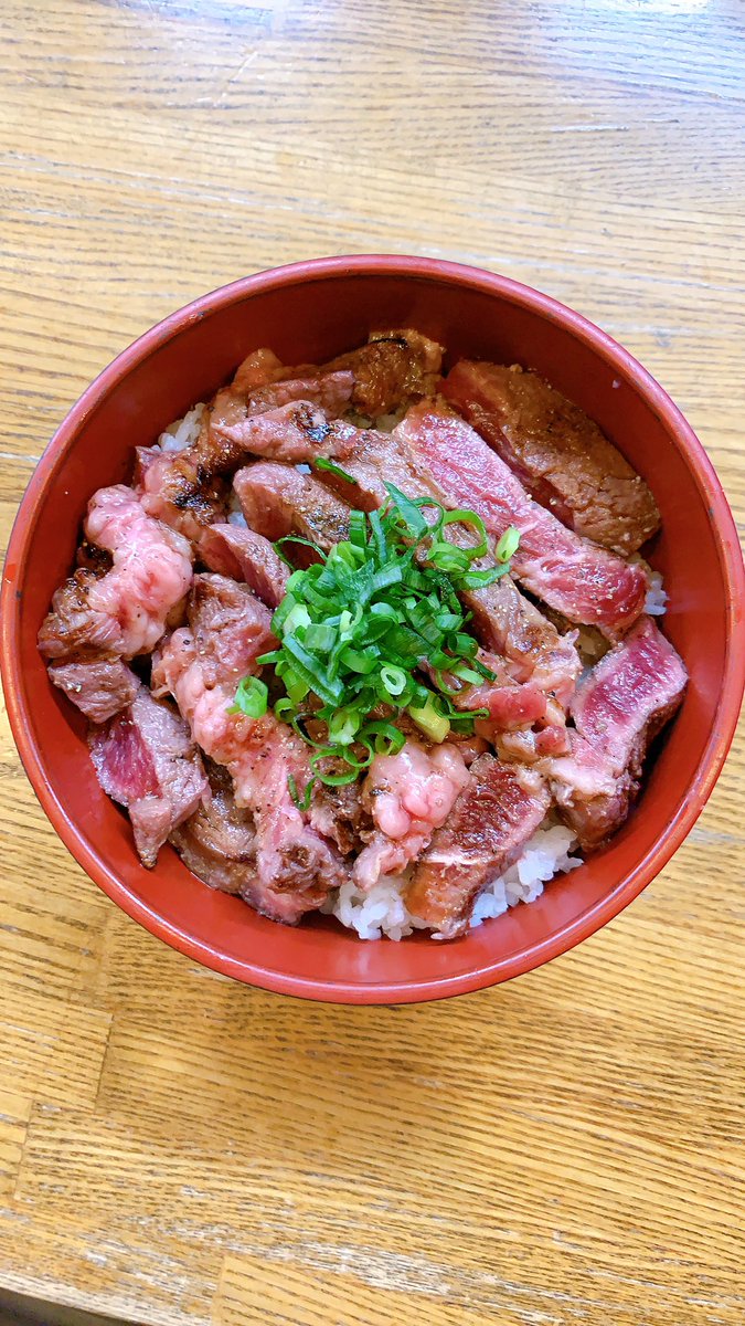 炭で焼く菊池丼（牛ロース）
みたいなのも需要ありますかね。

試しに作ってみました。

牛ロースを塩麹漬けしてあるのでとても柔らかくて美味しいですよ。