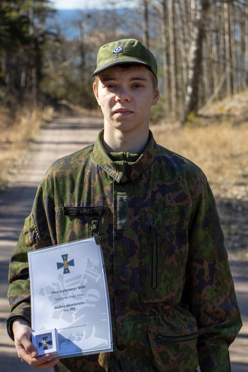 #Rannikkoprikaati'n komentaja palkitsi tänään koronaviruksen aiheuttamassa tilanteessa erityisen hyvin kunnostautuneita varusmiehiä prikaatin joukko-osastoristillä tai komentajan kolikolla. Onnea palkituille! #rpr #upinniemi