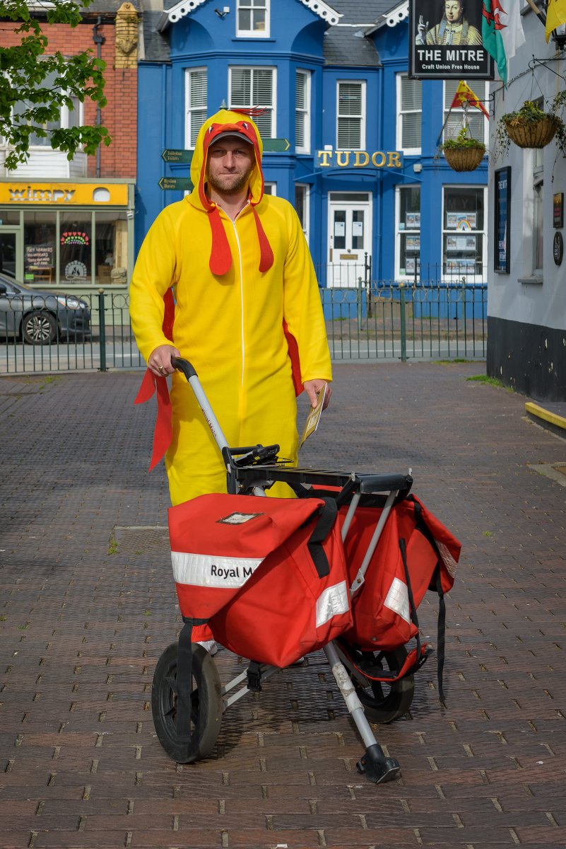GarethJenkins6's tweet photo. It was great to see the local postie put a smile on peoples faces. I just had to get the image as a more positive element of lockdown.
#lockdownday32 #COVIDー19 #documentingwales #documentingbritain #Pwllheli #Wales #BBC https://t.co/RAN4MdiFHb